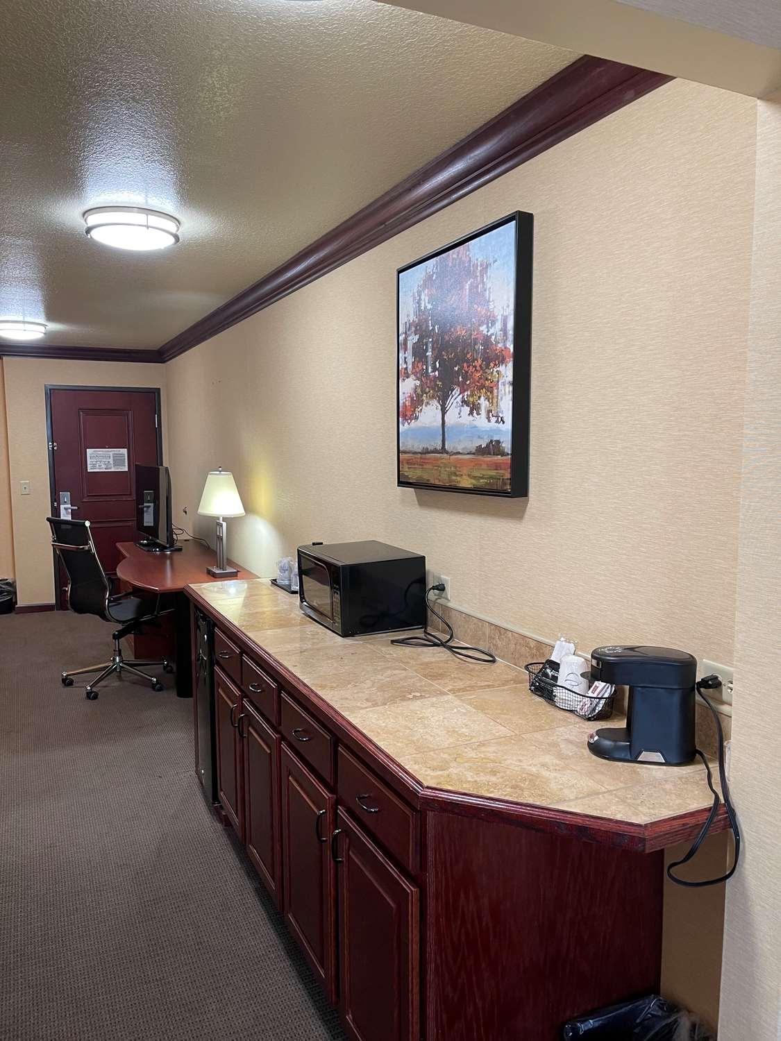 Best Western Coffeyville Central Business District Inn And Suites Экстерьер фото